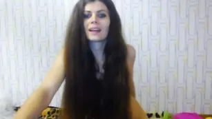 Красивая нимфа LizzySexx раздевается на камеру