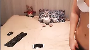 Красивая шмара HloyaX долбится с секс игрушкой