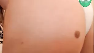 Грудастая потаскушка xkat обнажает свои прелести