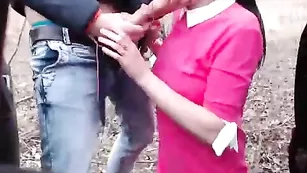 Брюнеточка ебется в очко на природе TrueLoveeee