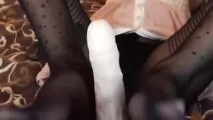 Симпатичная курва milanabeast ножками ласкает дилдо