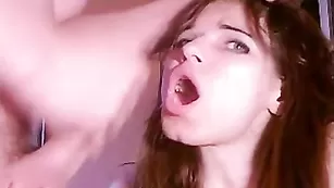 Тощая сучка Energetiki оседлала пенис кавалера