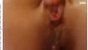 Сучка MoonChristine дрочит пизду пальчиками