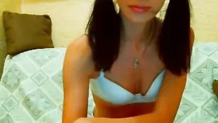 Соблазнительная шмара ahhlarena изящно дрючит очко