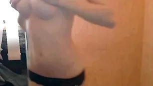 Грудастая бестия violagrey позирует в трусиках