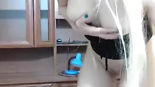 Белокурая сучка SweetyMilena теребит бритую пизду