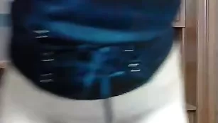 Белокурая сучка SweetyMilena теребит бритую пизду