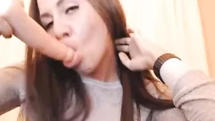 Красивая сучка esscada отсасывает дилдо