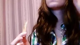 Желанная телочка SexyKissYou позирует в привате