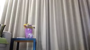 Блаженная самка ariannasecret трахает бритую пизденку