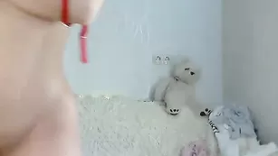 Сексуальная цыпочка танцует стриптиз Ashleybulgari