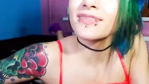 Татуированная шкура xExoticGirlx ебет попку