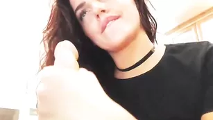 Аппетитная брюнетка SashaWild ласкает сосочки