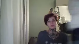 Татуированная сучка делает минет TiliandVik