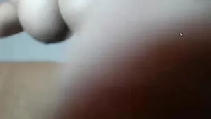 Симпатичная краля долбит пизду самотыком Sabinadulce