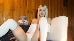 Нежная малая XmilanaX ласково массирует клитор