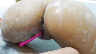 Жопастая телочка Alexislorette трахает очко