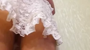 Жаркая проказница Lecinda трахает бритые дырочки