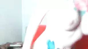 Рыжая шалава MissFetish умело ебет попку