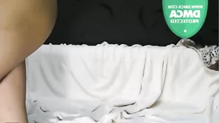 Худенькая цыпочка Apelsinkabbb трахает пизду страпоном