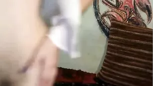 Прелестная шмара LILJA011010 ласкает бритые дырочки