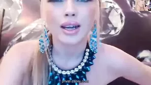 Шлюшка ESCADAxxx показала сисечки