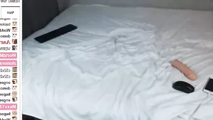 Грудастая самка Aariella облизывает страпон