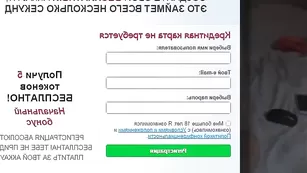 Грудастая самка Aariella облизывает страпон