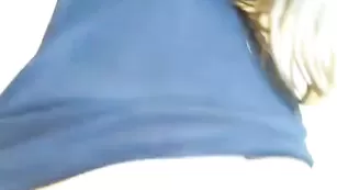 Красивая проказница hot4u2see массирует сиськи
