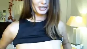 Красивая проказница hot4u2see массирует сиськи