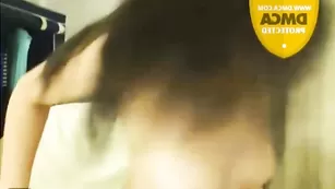 Тощая самка RoyalW ласкает писечку