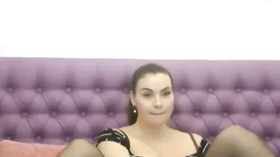 Пышная блудница ласкает сочный клитор