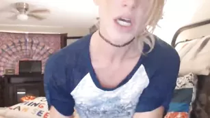 Симпатичная курва Littlegingertwa отсасывает дилдо