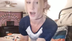 Симпатичная курва Littlegingertwa отсасывает дилдо