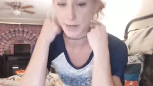 Симпатичная курва Littlegingertwa отсасывает дилдо