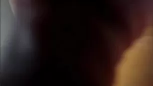 Прекрасная крошка SquirtyQueen трахнула киску пальчиками