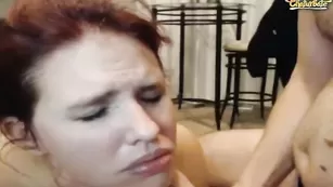 Мужик трахает в рот женщину и кончает