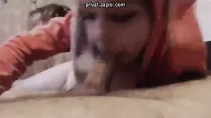 Красотка BestAlice отсасывает член и долбится в пизду