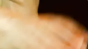 Распутная крошка 7fuckme7 трахает обе дырочки