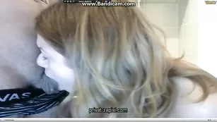 Сексапильная блонди глубоко отсасывает хуй