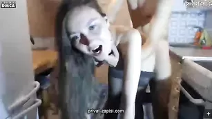 Брюнеточка в чулках ilgam-lera трахается на кухне