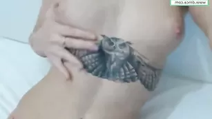 Страстная красотка TatsGirl обнажает сексуальное тело