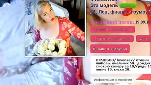 Зрелая стерва Viollahot трахает пизду секс игрушкой