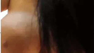 Черноволосая латинка BustyLarra вываливает огромные дойки