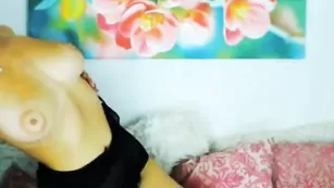 Загорелая самка KarmenV разминает сиськи