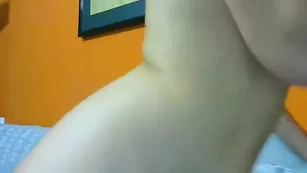 Голубоглазая краля AlyaLadyy дрочит жопу