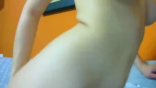 Голубоглазая краля AlyaLadyy дрочит жопу