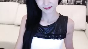 Дивная цыпочка angelsoflovee шлепает свою задницу