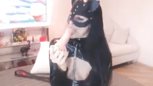 Девочка в латексе HolyPassion облизывает самотык