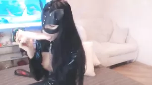 Девочка в латексе HolyPassion облизывает самотык